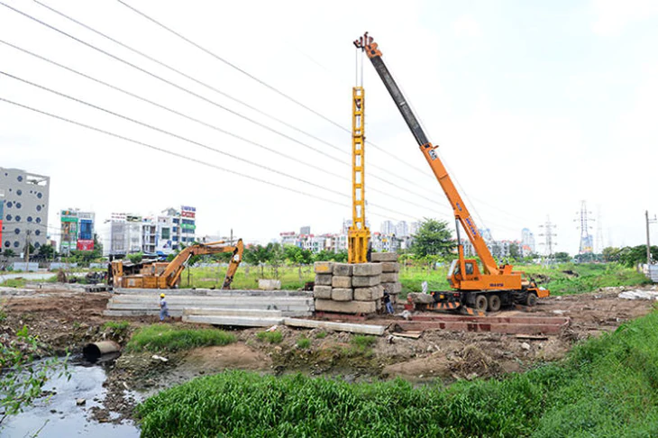 Vì sao hơn 32ha vườn cây, hoa màu của người dân ở Vĩnh Long bất ngờ chìm trong biển nước? - Ảnh 6.