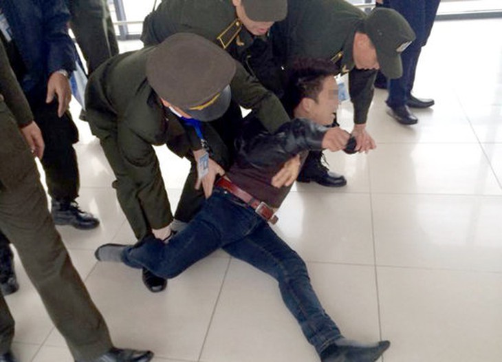 Đề nghị tạm giữ người đàn ông say rượu gây rối, hành hung an ninh tại sân bay Cát Bi - Ảnh 2.