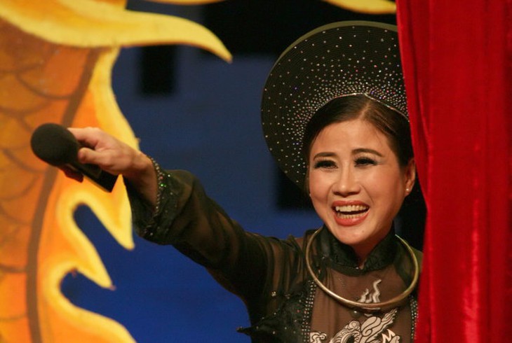 Linh Huyền dạy ca cải lương trong triển lãm tranh của mình - Ảnh 2.