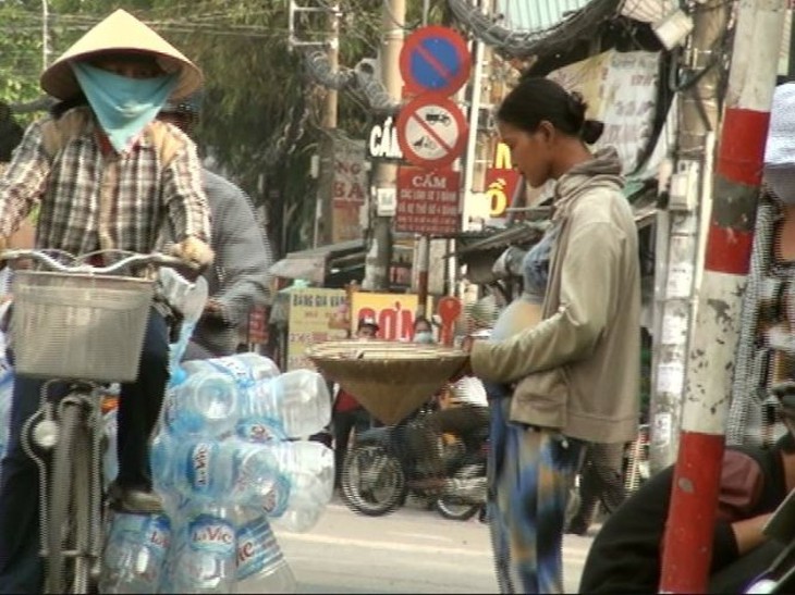 Xem clip ăn xin giả mang bầu... lấy tiền chích ma túy