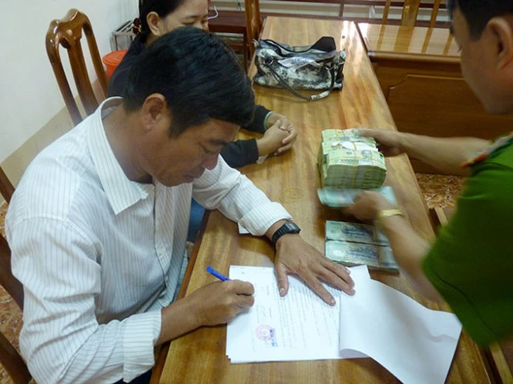 Bắt 6 nghi phạm lừa đảo bán 'đồng đen', chiếm đoạt 300 triệu đồng - Ảnh 2.