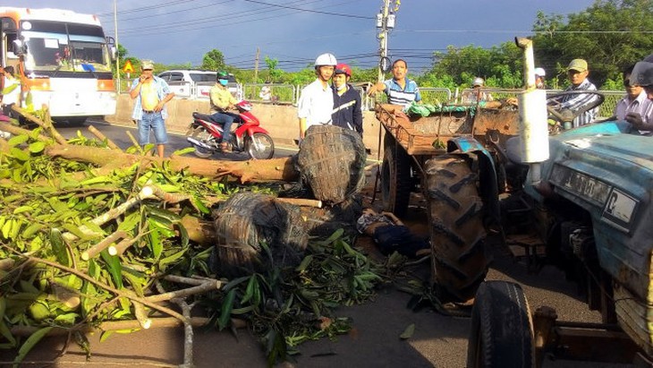 Xe máy cày lật, đè chết tài xế, QL1A kẹt xe 4km