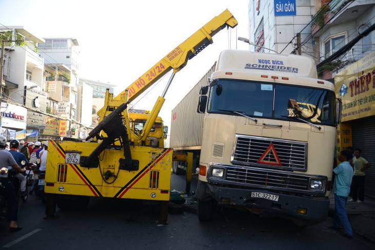 Hàng trăm giấy phép lái xe container giả