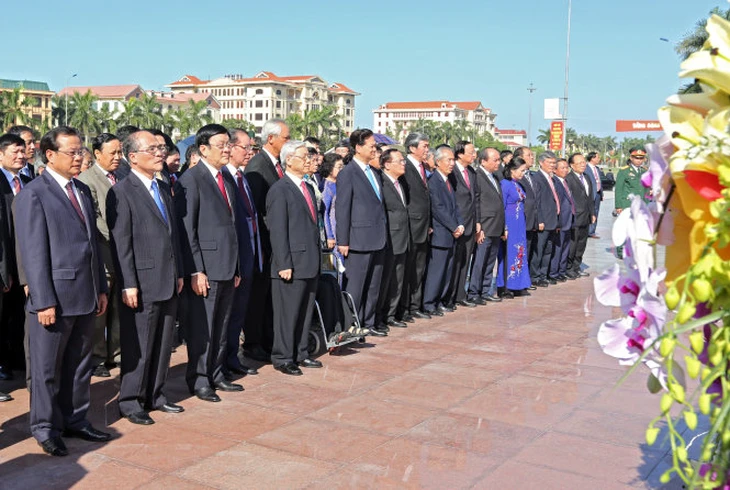 Trưởng Ban Tuyên giáo và Dân vận Trung ương thắp hương tưởng nhớ cố Tổng Bí thư Nguyễn Văn Linh - Ảnh 4.
