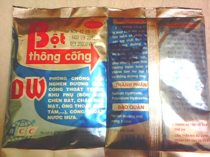 Bé trai 2 tuổi nhập viện vì uống nhầm bột thông cống - Ảnh 2.