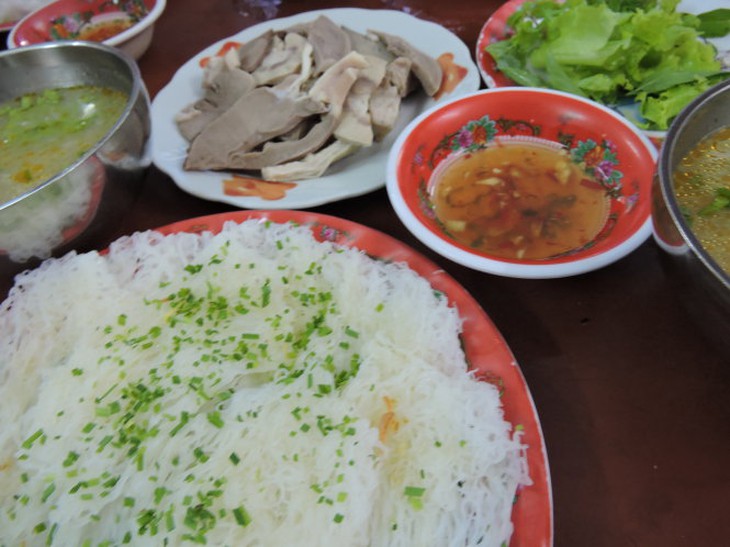 Bánh hỏi Dốc Quận hơn 40 năm giữ nghề thủ công, giữ chân thực khách bởi hương vị truyền thống - Ảnh 4.