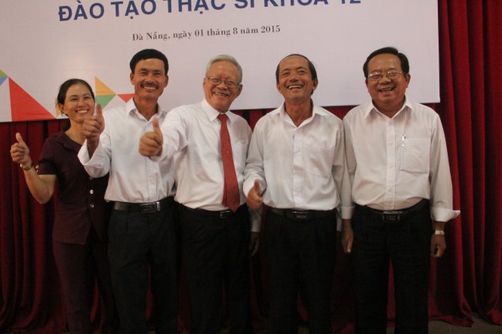 Cụ ông trên 80 tuổi vẫn... học cao học