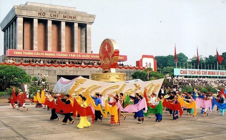 Hàng ngàn người xem đêm nhạc mừng Quốc khánh 2-9 trên đường đi bộ Nguyễn Huệ - Ảnh 12.