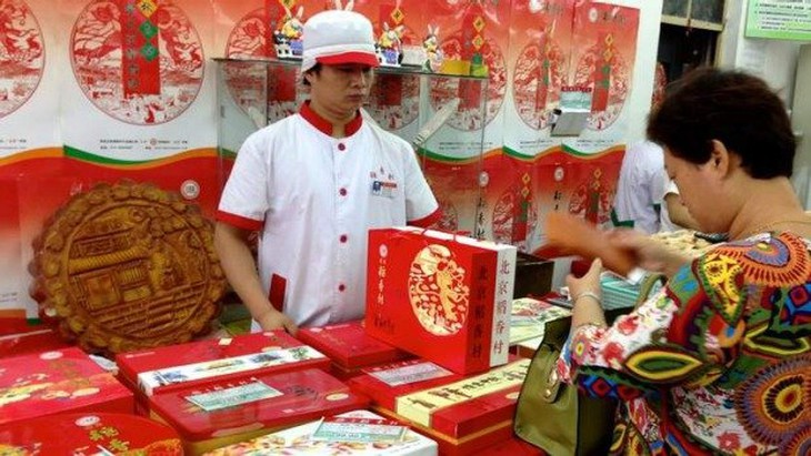 Tiêu dùng suy yếu, bánh trung thu ở Trung Quốc ế ẩm hàng loạt - Ảnh 2.