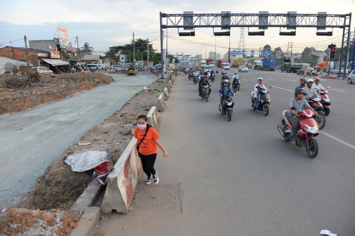 Xa lộ Hà Nội mở rộng ì ạch vì chờ mặt bằng