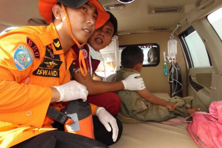 Indonesia tạm dừng tìm người mất tích trong vụ chìm phà ở Bali - Ảnh 2.