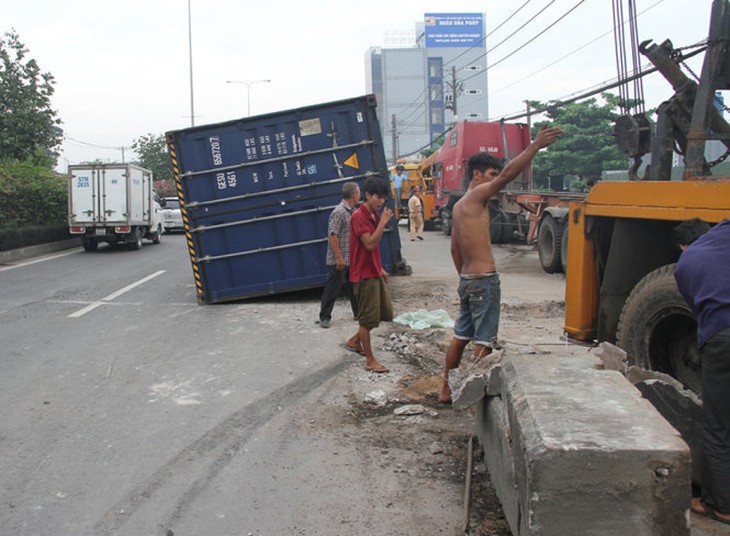 ​Xe đầu kéo tông 30m dải phân cách, lao qua làn xe máy