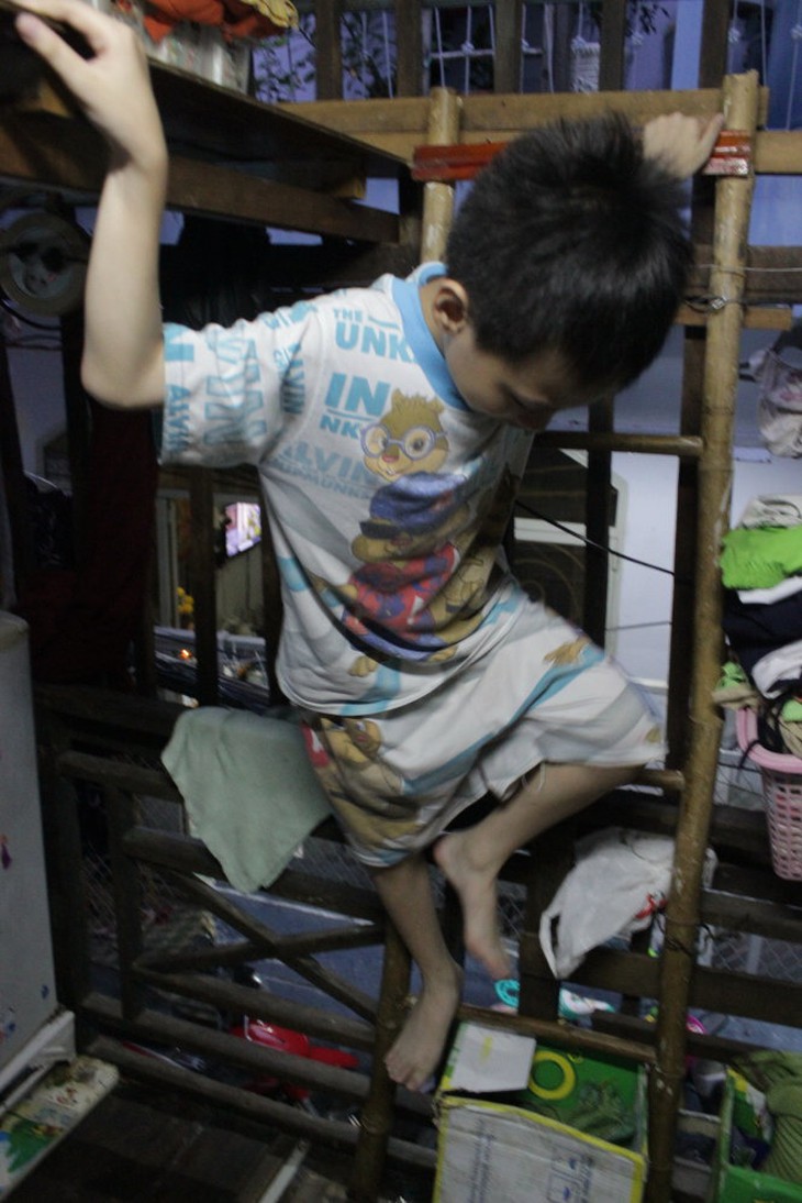 Bé Thuận leo xuống khá vất vả trong không gian chật chội của căn phòng nhỏ xíu - Ảnh: My Lăng