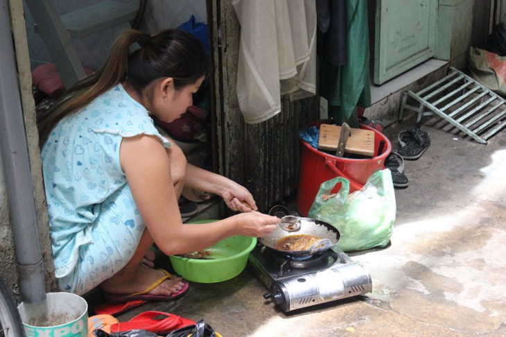 Nhà chật, đông người nên phải mang bếp ra ngoài hẻm để nấu ăn - Ảnh: My Lăng