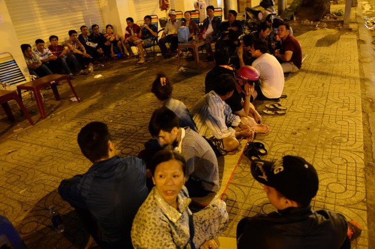 Người dân TP.HCM phải xếp hàng cả vào ban đêm để đặt chỗ chích ngừa cho con em mình  -Quang Định