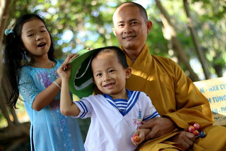 Dân huyện đảo Trường Sa lên chùa cầu bình an