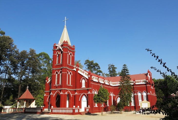 Nhà thờ Immaculate Conception hồng đậm rực rỡ dưới trời xuân xanh Pyin Oo Lwin