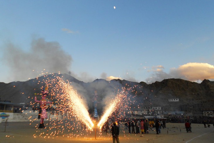 Dussehra rực lửa một góc thành Leh, tiễn đưa những hồn ma bóng quế, kẻ xấu người ác ra đi, yên bình hạnh phúc ở lại