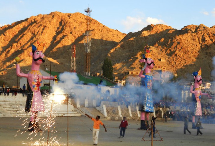 5. Những làn khói mỏng bắt đầu một Dussehra rực lửa chiều thu Leh - 1