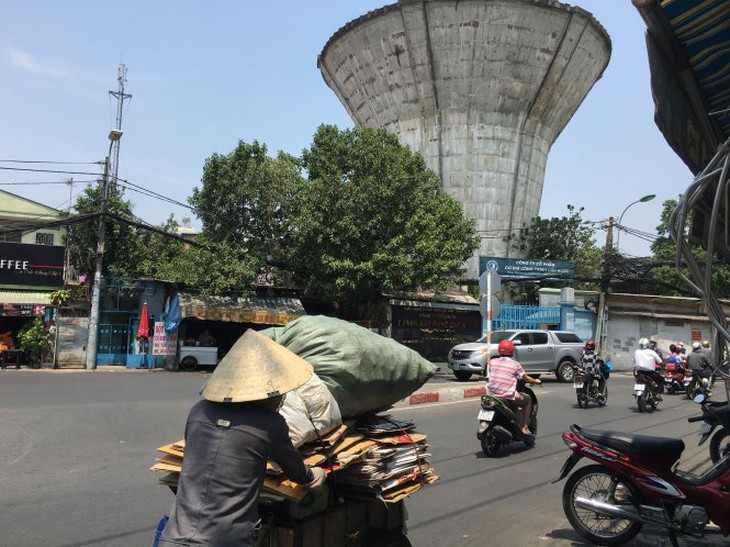 Đài nước nằm gần góc đường Nguyễn Văn Đậu - Lê Quang Định (Bình Thạnh) - Ảnh: Quang Khải