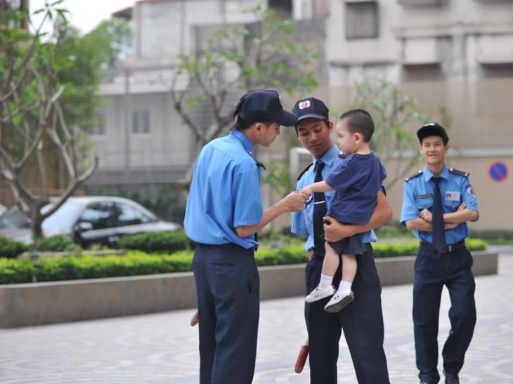 Dạy con chào bác bảo vệ