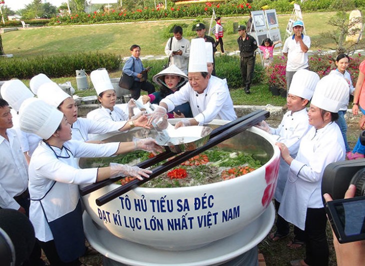 Chưa bao giờ 'to nhất, dài nhất' rầm rộ như hôm nay