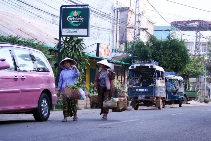 Người đi bộ thong dong giữa phố vì không sợ các bác tài phóng nhanh vượt ẩu -GIA TIẾN