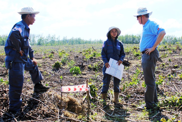 Nguyễn Thị Diệu Linh - Quản lý hoạt động kỹ thuật rà phá bom mìn tại dự án Renew/NPA giới thiệu hiện trường khảo sát bom mìn ở xã Cam Tuyền cho đại sứ Mỹ tại VN ông Ted Osius - Ngô Xuân Hiền