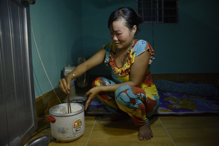 Chị Phạm Thị Nhật Linh (32 tuổi) đã sắm nồi cơm điện thay thế cho bếp củi