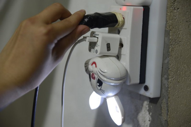 Trước đây người dân phải sử dụng điện năng lượng mặt trời dè sẻn thì giờ đây họ đã sử dụng nhiều thiết bị điện một lúc