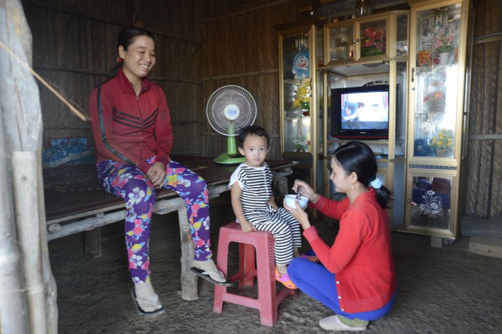 Tivi và quạt được bật cùng lúc, việc mà trước đây người dân chưa bao giờ nghĩ tới