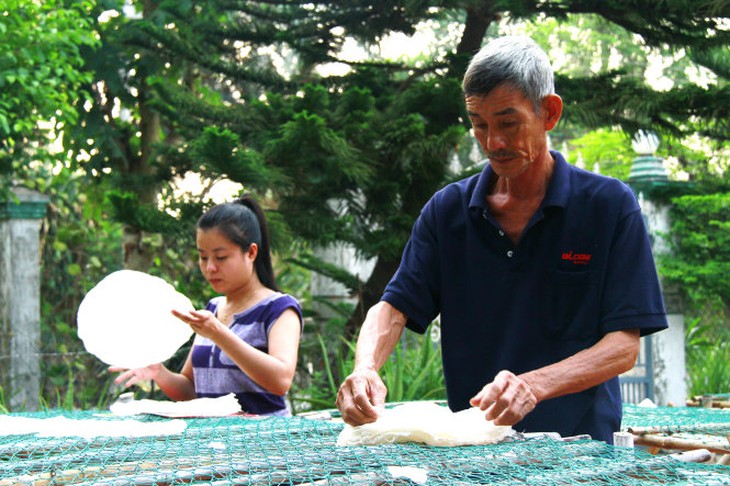 Bánh tráng được thu gọn khéo léo sau khi phơi sương