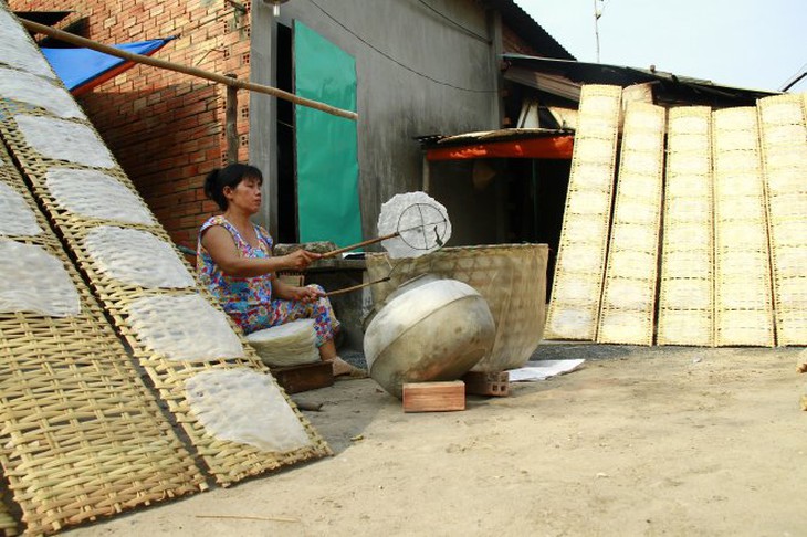 Bánh tráng sau khi phơi khô sẽ đem nướng và chờ phơi sương