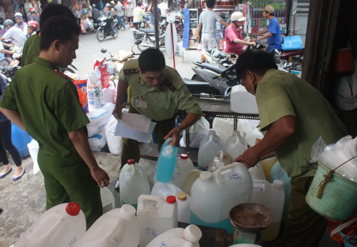 TP.HCM tăng cường giám sát buôn bán hóa chất tại chợ Kim Biên - Ảnh 2.
