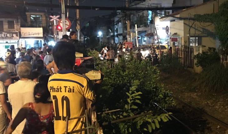 Nam thanh niên "làm xiếc" trên lan can cầu ở Phong Nha, đại úy công an kịp thời ngăn chặn - Ảnh 3.