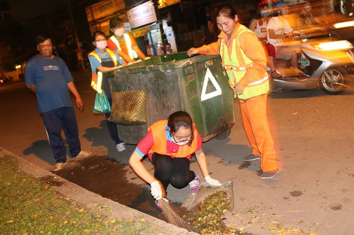 Nửa đêm quét rác, thấy mình lớn thêm