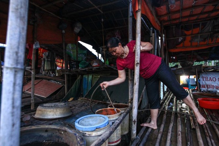 Bà Võ Thị Sáu bơm nước vào các thùng chứa nước. Tại đây, cứ bảy gia đình cùng dùng chung với nhau một giếng khoan