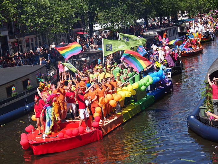 Một lễ diễu hành của cộng đồng gay tại Amsterdam năm 2013