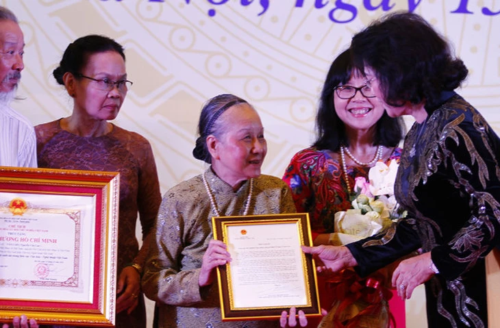 50.000 người hòa giọng Tiến quân ca, Tùng Dương hát Viết tiếp câu chuyện hòa bình ở sân Mỹ Đình  - Ảnh 3.