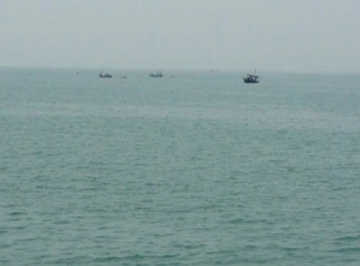 Cứu an toàn 9 thuyền viên tàu cá bị đắm ở Đảo Trần , Quảng Ninh 2026 - Ảnh 4.