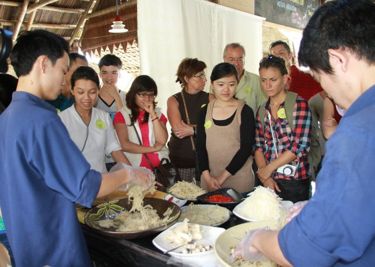 Cổ vũ cho “slow food” - một hoạt động để ghi ơn Mẹ Trái đất - ngày Terra Madre (10-12 hằng năm)-T.L.