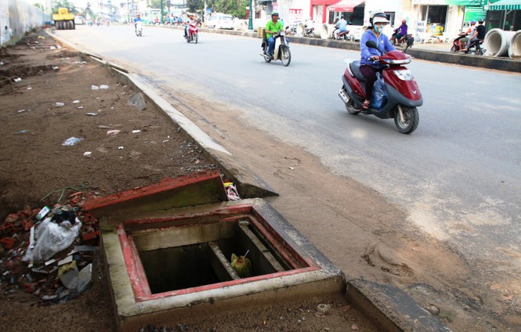 Hố ga không đậy nắp trên đường Lê Văn Việt (Q.9, TP.HCM) -Lê Phan