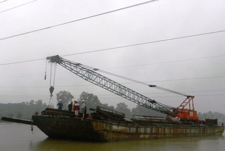 Sà lan chở thùng container vướng dây điện giăng ngang sông trên kênh Chợ Gạo - Ảnh 3.