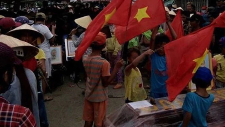 Cần Thơ khởi tố thêm 7 người trong vụ khiêng quan tài diễu phố gây rối trật tự - Ảnh 4.