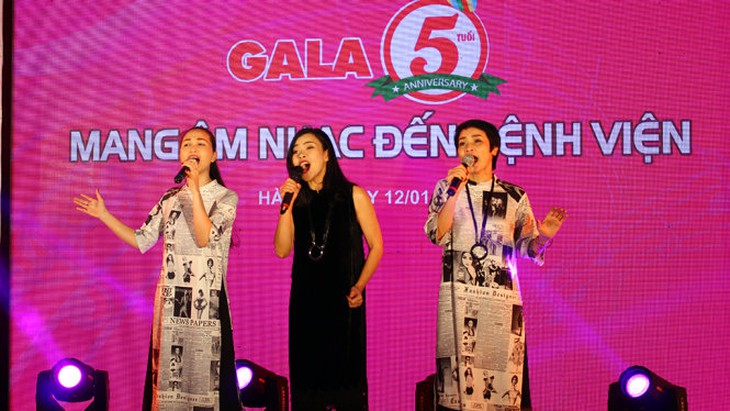 Học sinh Nha Trang mang âm nhạc tặng bệnh nhân khó khăn - Ảnh 4.
