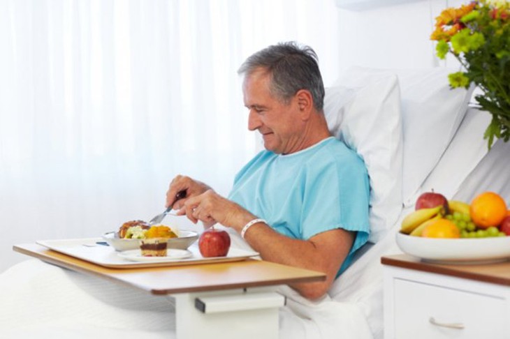 Áp dụng ERAS, mỗi ca phẫu thuật nội soi cắt đại trực tràng tiết kiệm 20 triệu  - Ảnh 3.
