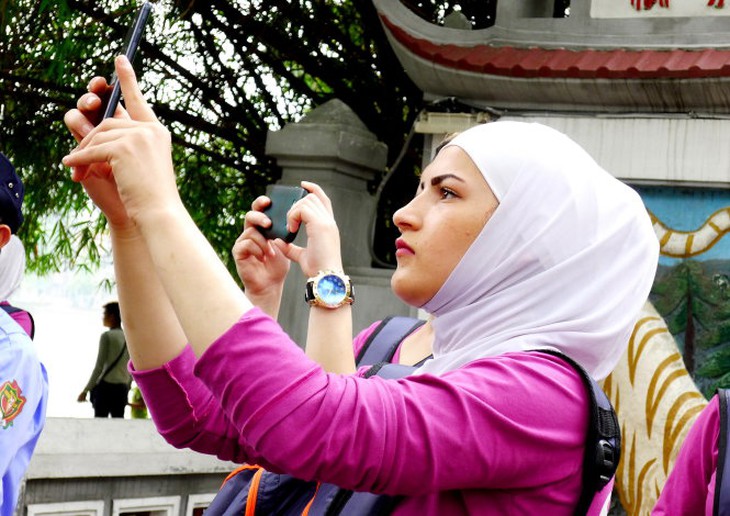 Say mê selfie ở đền Ngọc Sơn-Quang Phùng