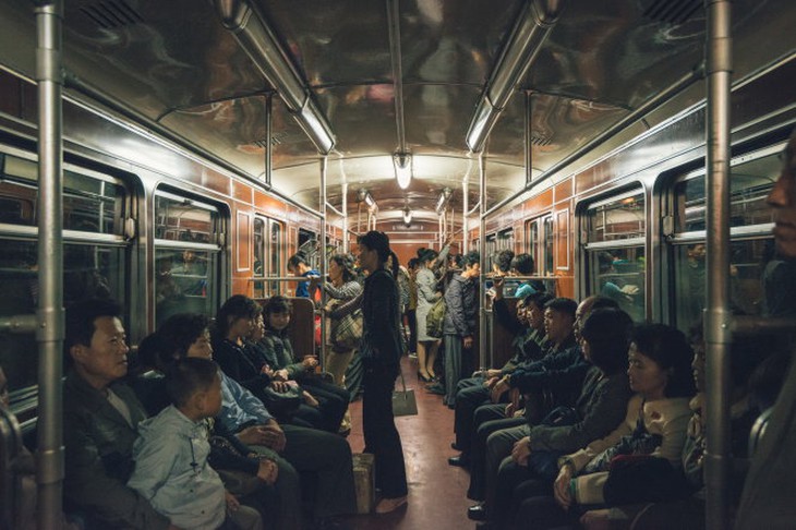 Người dân dùng phương tiện công cộng trở về nhà sau một ngày làm việc