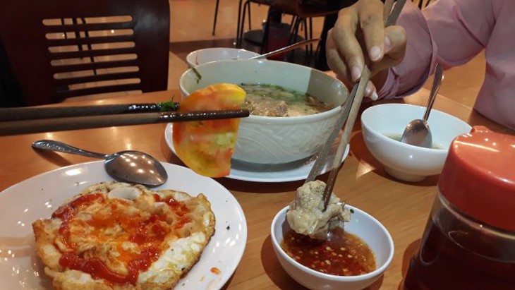 Người Việt ăn thường chấm chung chén nước mắm, coi chừng!
