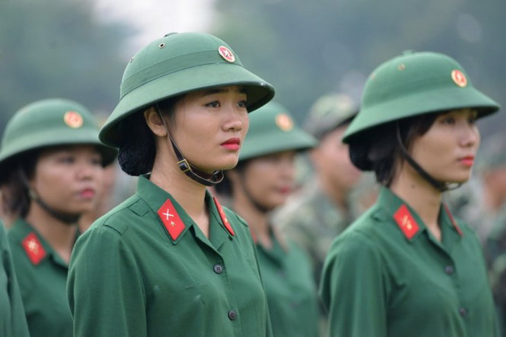 Xem chiến sĩ mới đánh thuốc nổ, ném lựu đạn trên thao trường - Ảnh 2.